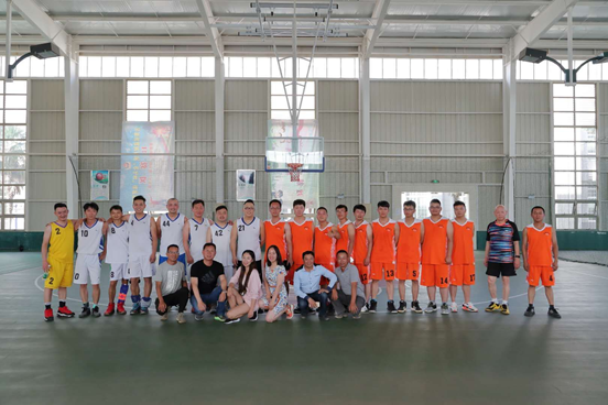 公司與云南工藝美術(shù)學(xué)校進行籃球友誼賽