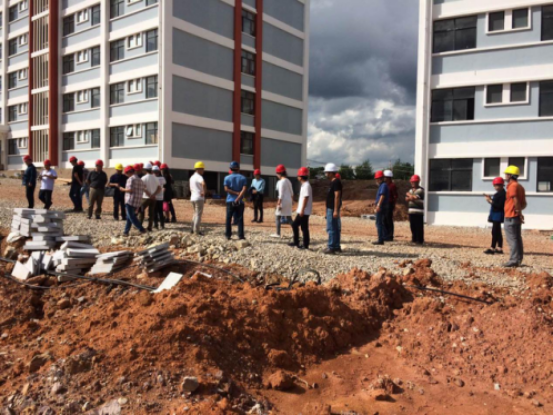 云南省教育廳組織有關(guān)高?；ú块T(mén)工作人員到我公司監(jiān)理的云南工藝美術(shù)學(xué)校新校區(qū)建設(shè)項(xiàng)目學(xué)習(xí)交流