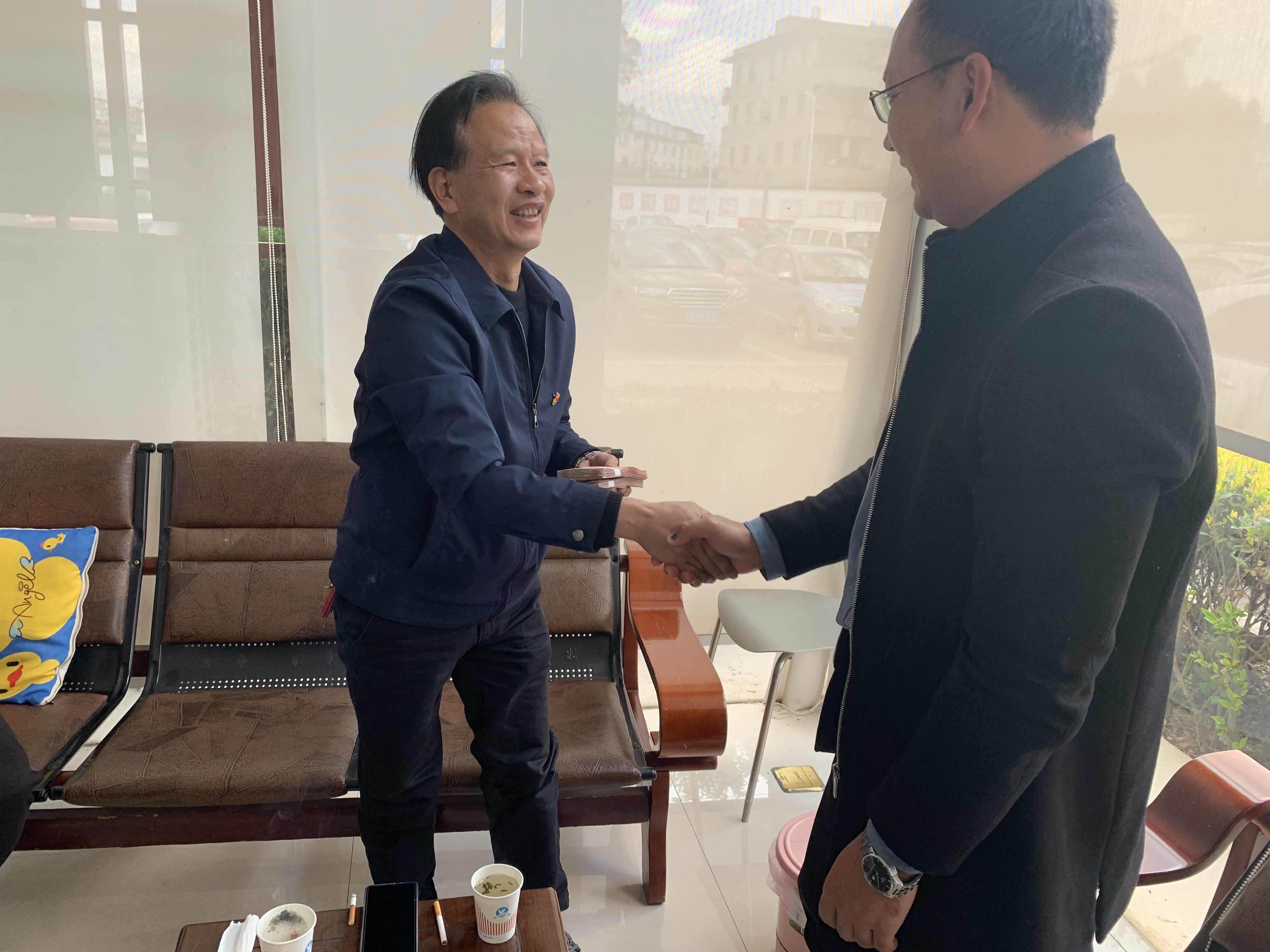 公司對安寧中學(xué)、祿脿中學(xué)進行2019年度愛心助學(xué)捐贈