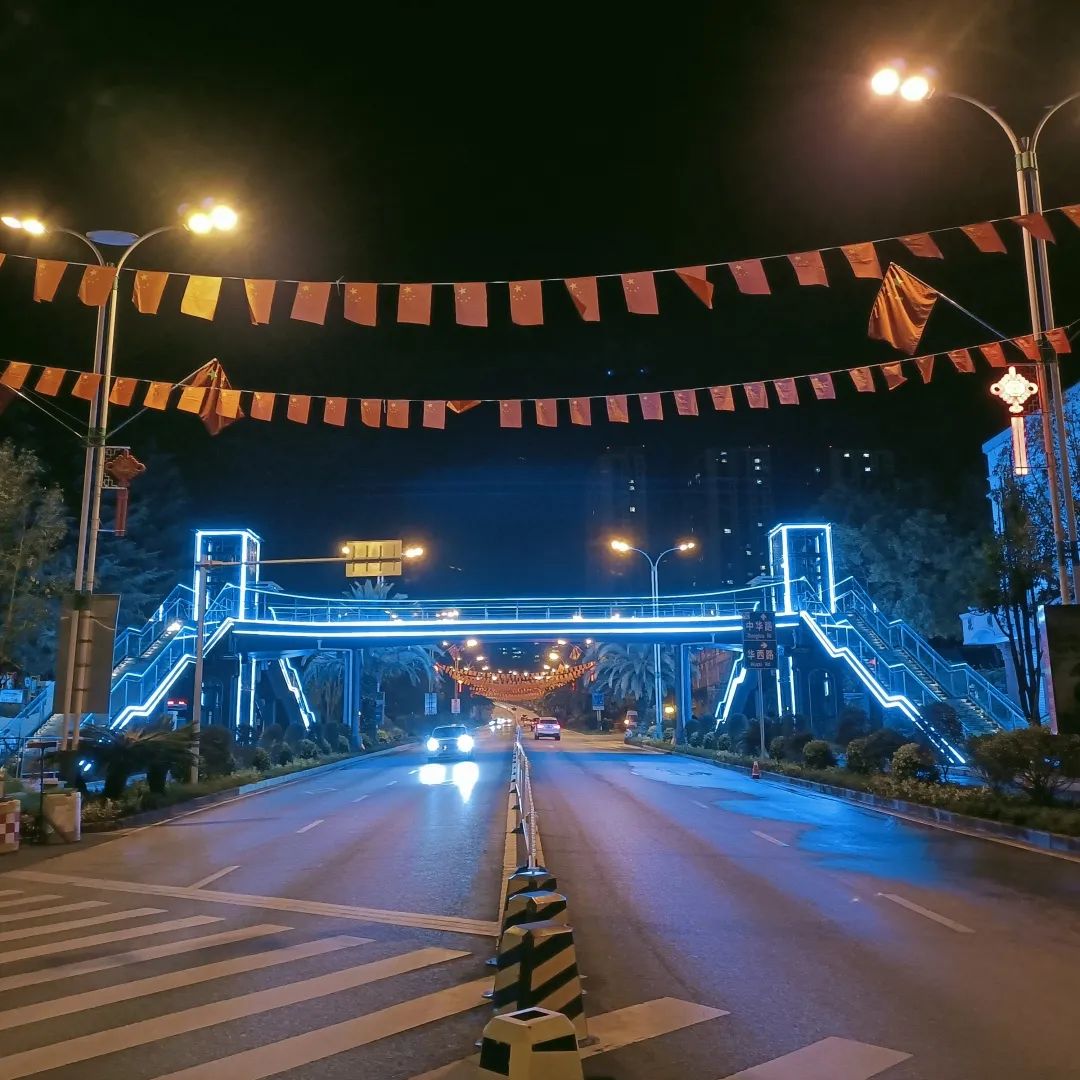 安寧市中華路第一小學(xué)節(jié)點(diǎn)人行天橋正式通行