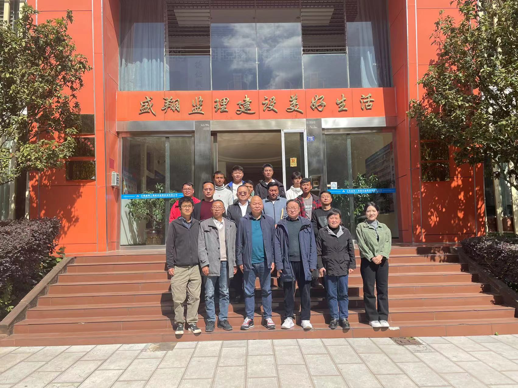 昆明冶金高等?？茖W(xué)校領(lǐng)導(dǎo)蒞臨我公司慰問(wèn)各級(jí)校友