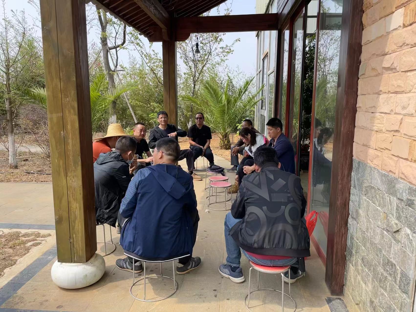 公司領(lǐng)導及各監(jiān)理部負責人對大石莊林地進行勘察調(diào)研