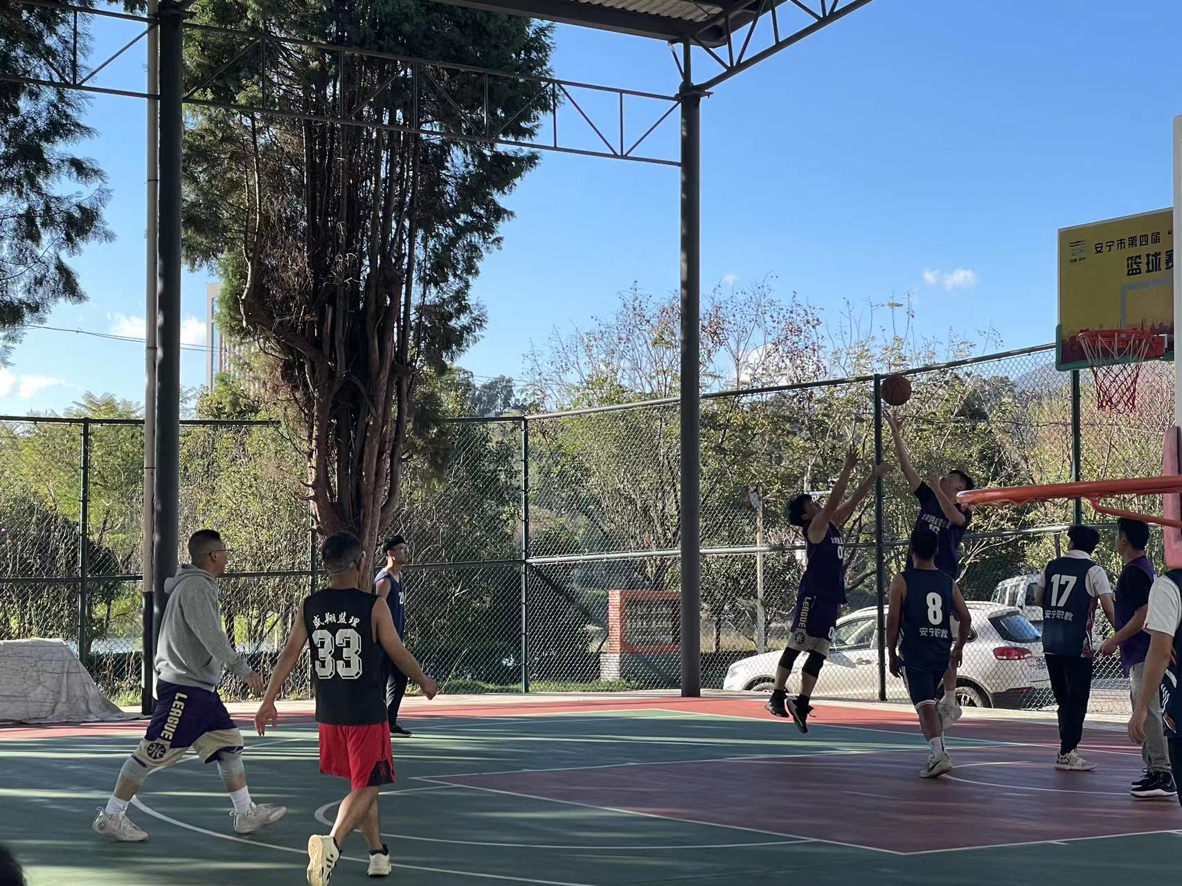 迎“籃”而上 熱血拼搏 ——盛翔籃球隊與興育、職教聯(lián)隊開展籃球友誼賽
