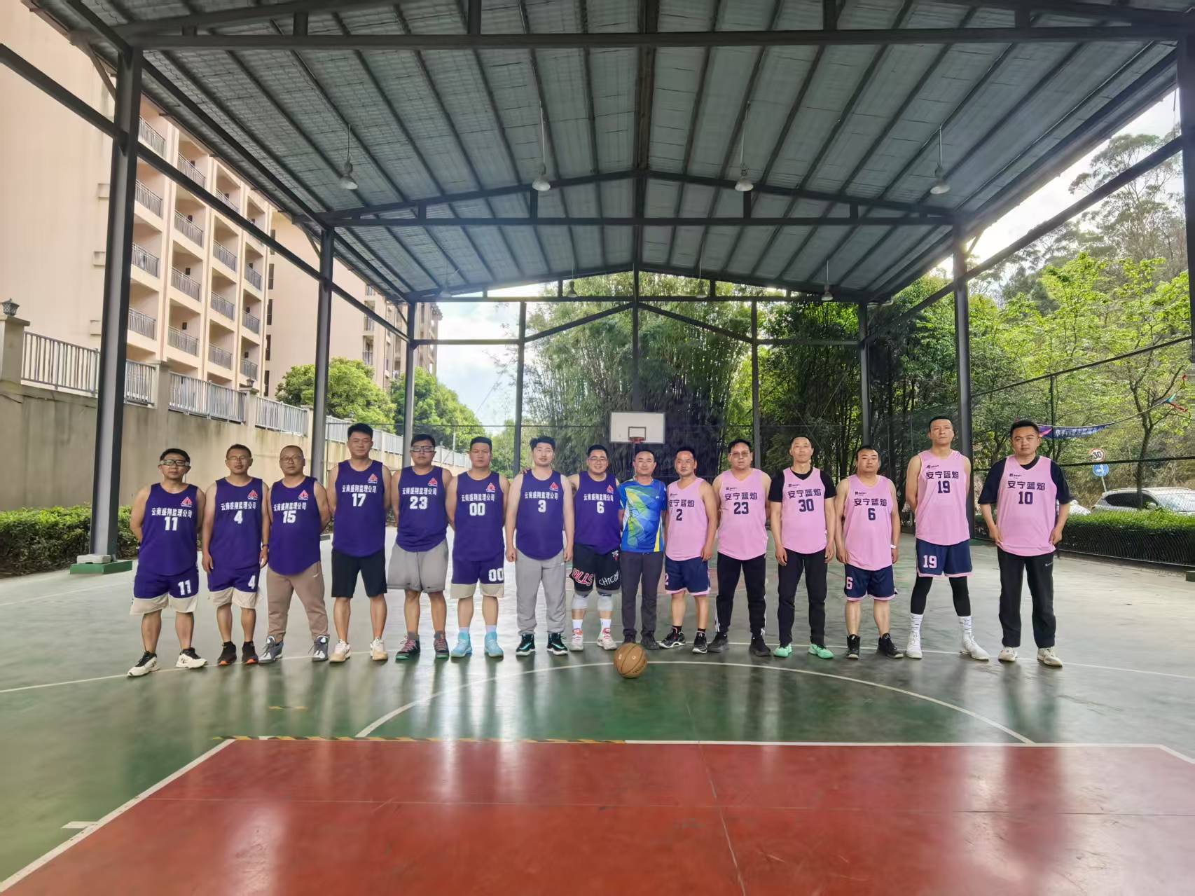 活力賽場(chǎng) 賽出團(tuán)結(jié) ——盛翔監(jiān)理公司和藍(lán)焰燃?xì)夤鹃_(kāi)展籃球友誼賽